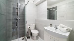 Kúpeľňa v ubytovaní Apartamenty EverySky - Wyspiańskiego 4 + 34 fotografií