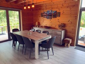 een houten eetkamer met een houten tafel en stoelen bij Chalet Colorado - jacuzzi, playstation in Durbuy