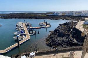 un grupo de barcos están atracados en un puerto deportivo en APARTAMENTO ROQUE DEL ESTE en Orzola