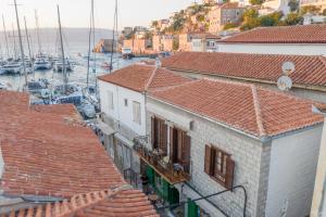 a view of a harbor with boats in the water at Guarda il porto in Hydra