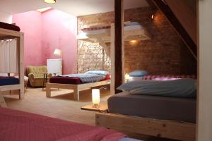 een slaapkamer met 2 stapelbedden en een bakstenen muur bij schickSAAL* in Lübeck