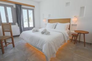 Letto o letti in una camera di Eternity Suites Santorini