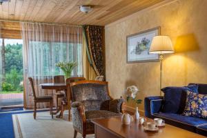 ein Wohnzimmer mit einem Sofa und einem Tisch in der Unterkunft Esperanza Resort & SPA in Trakai
