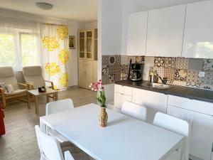 Kuchyňa alebo kuchynka v ubytovaní Apartment GardenView - New!