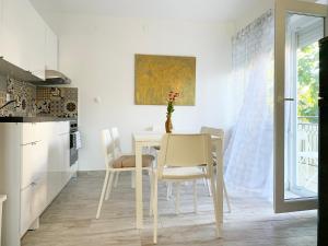 Kuchyňa alebo kuchynka v ubytovaní Apartment GardenView - New!
