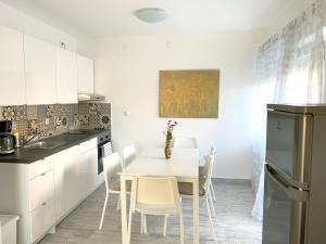 Kuchyňa alebo kuchynka v ubytovaní Apartment GardenView - New!