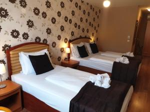 Un pat sau paturi într-o cameră la Six Inn Hotel Budapest