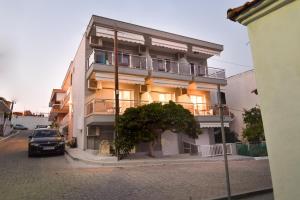 un edificio con un'auto parcheggiata di fronte di House Stelitsa a Sárti