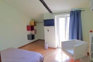 - une chambre avec un lit blanc et une fenêtre dans l'établissement Nella vecchia Pescara, à Pescara