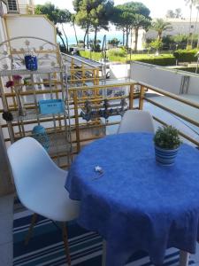 カンブリルスにあるCambrilsのバルコニーに青いテーブルクロス付きのテーブル