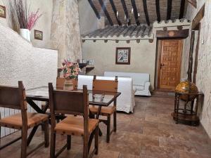 a dining room with a table and chairs in a room at Alojamiento Rural Casa Honda in Ayna
