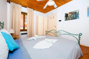 En eller flere senge i et værelse på Carera Seaview Apartments