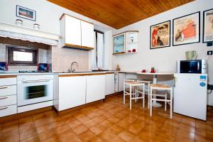 Kjøkken eller kjøkkenkrok på Carera Seaview Apartments