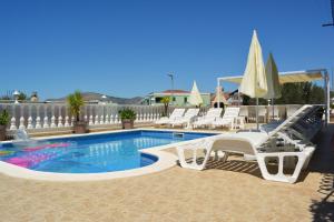 una piscina con tumbonas y una piscina en Apartments Ćurić, en Trogir