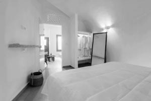 Letto o letti in una camera di Eternity Suites Santorini