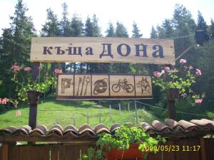 um sinal para kuna aola num jardim em Dona Guest House - Horse Riding em Koprivshtitsa