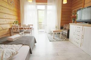 Telewizja i/lub zestaw kina domowego w obiekcie Apartament BazaTatry Stokrotka