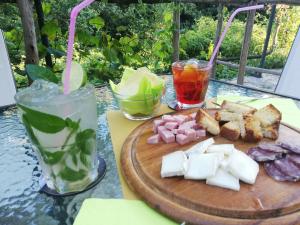 una mesa con un plato de comida y algunas bebidas en Le Petit Chateau, en Vezzi Portio