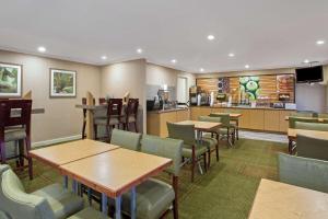 
A restaurant or other place to eat at La Quinta Inn by Wyndham Auburn Worcester
