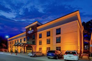 un hotel con dos coches estacionados frente a él en La Quinta Inn & Suites Bel Air en Bel Air