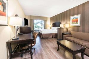 ベル・エアにあるLa Quinta Inn & Suites Bel Air I-95 Exit 77Aのベッドと机があるホテルの部屋