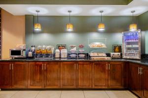 ベル・エアにあるLa Quinta Inn & Suites Bel Air I-95 Exit 77Aの様々な種類の食材を揃えたベーカリーカウンター