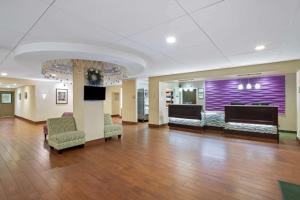 um lobby de um hospital com cadeiras e um piano em La Quinta by Wyndham Springfield em Springfield