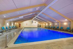 uma piscina com cadeiras azuis em La Quinta by Wyndham Springfield em Springfield