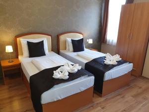 En eller flere senger på et rom på Six Inn Hotel Budapest