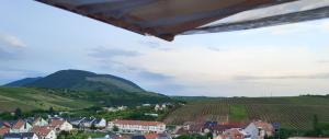 wioska z górą w tle i miasto z domami w obiekcie Peak Apartman w Egerze