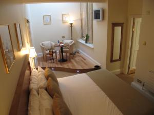 Katil atau katil-katil dalam bilik di Headfort Arms Hotel