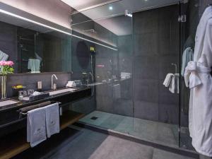 Bilik mandi di La Cigale Hotel Managed by Accor