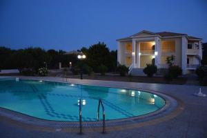 Bazén v ubytování Stamiris Beach Hotel nebo v jeho okolí