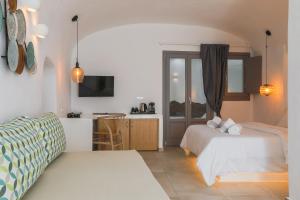 Letto o letti in una camera di Eternity Suites Santorini