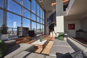 Uma área de estar em Hotel Indigo Lower East Side New York by IHG