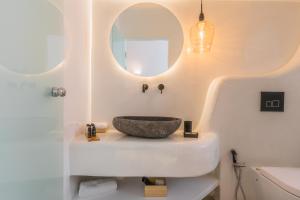 Bagno di Eternity Suites Santorini
