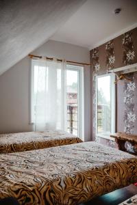 Cama grande en habitación con ventana en Tindioru Holiday House en Rõuge