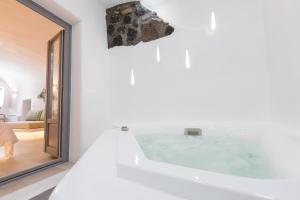 Bagno di Eternity Suites Santorini