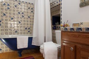 baño con cortina de ducha azul y blanco en Casa Escondida Bed & Breakfast, en Chimayo