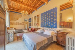 - une chambre avec un lit et un salon dans l'établissement Relais & Maison Grand Tour, à Florence