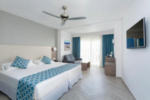 Postel nebo postele na pokoji v ubytování Hotel Riu Papayas - All Inclusive