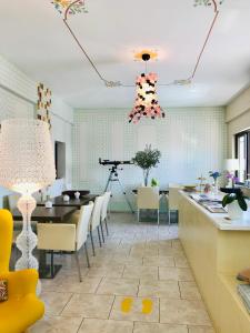 uma cozinha e sala de jantar com mesa e cadeiras em Rozmari and Spa em Agia Galini