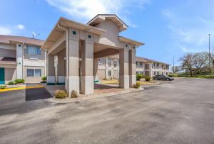 un estacionamiento frente a un edificio en Quality Inn & Suites West Omaha - NE Linclon en Omaha