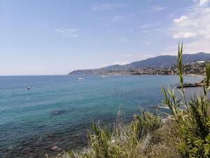 vista sull'oceano con barche in acqua di Villaggio Turistico LA VESCA a Sanremo
