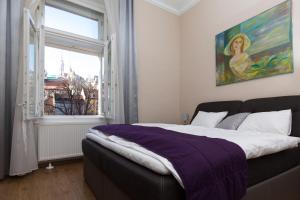 Ein Bett oder Betten in einem Zimmer der Unterkunft Elegant apartment with Buda Castle view