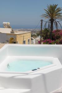 Piscina di Eternity Suites Santorini o nelle vicinanze