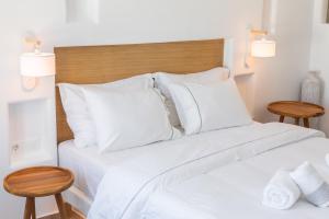 Letto o letti in una camera di Eternity Suites Santorini