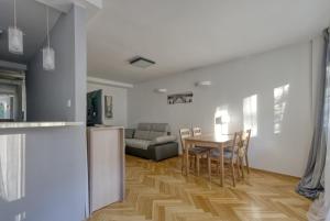 Kuchyňa alebo kuchynka v ubytovaní aleja 3 maja 7B by Homeprime + 8 fotografií