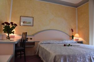 Postel nebo postele na pokoji v ubytování Hotel Grazia Deledda