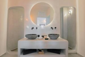 Bagno di Eternity Suites Santorini